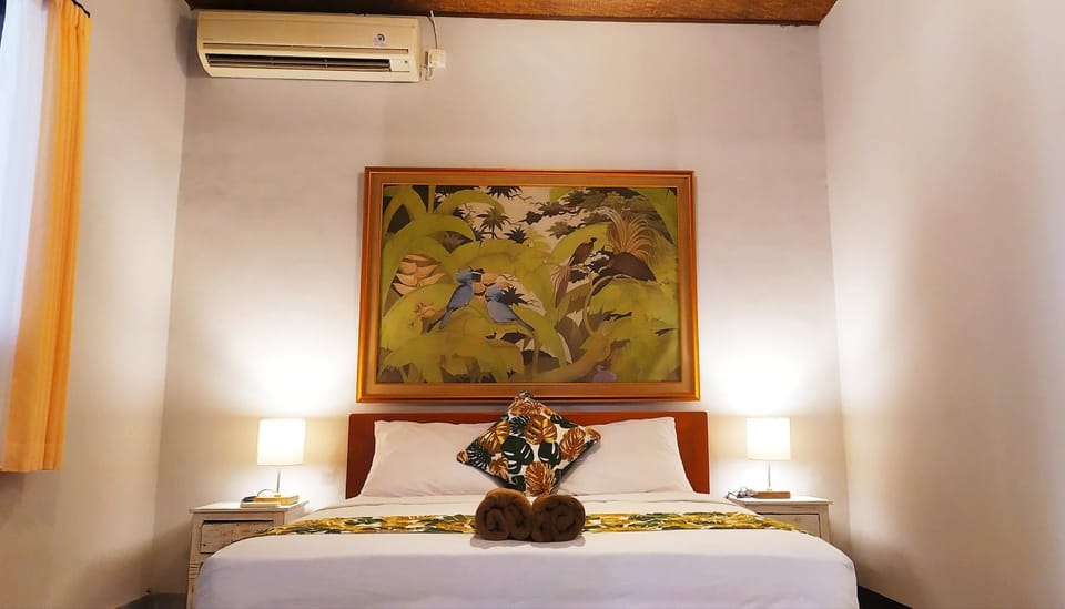Bed, Photo of the whole room, Decorative detail, Bedroom, air conditioner