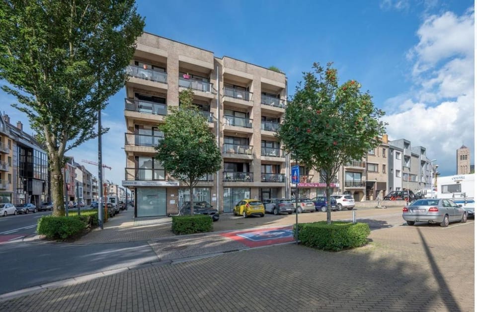 Property building, Neighbourhood, Street view, Location