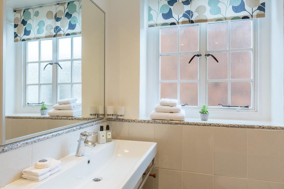 Bathroom, towels