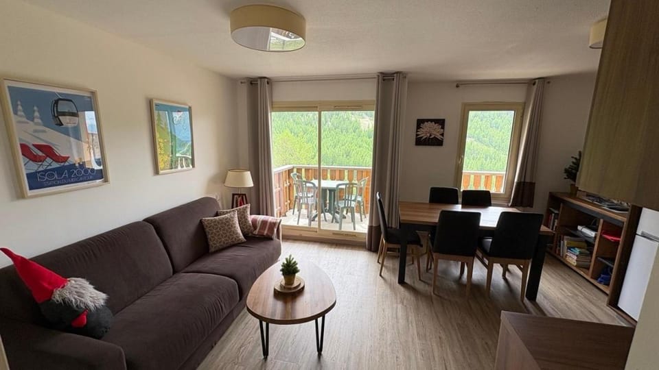 View (from property/room), Living room, Seating area, Dining area, Mountain view