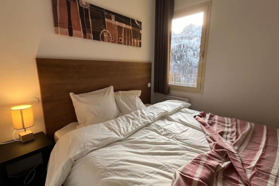 Bed, View (from property/room), Photo of the whole room, Bedroom, Mountain view