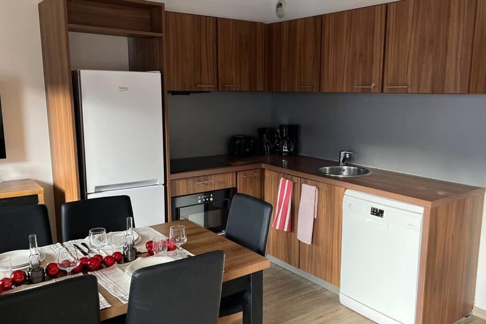 Coffee/tea facilities, Kitchen or kitchenette, Dining area, microwave, toaster, washing machine