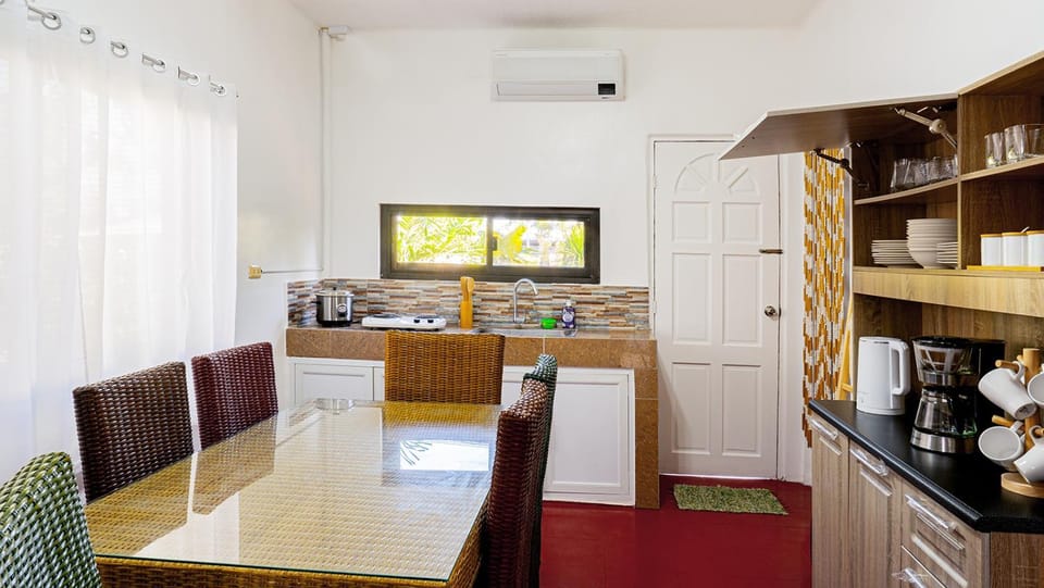 Coffee/tea facilities, Kitchen or kitchenette, Dining area, stove