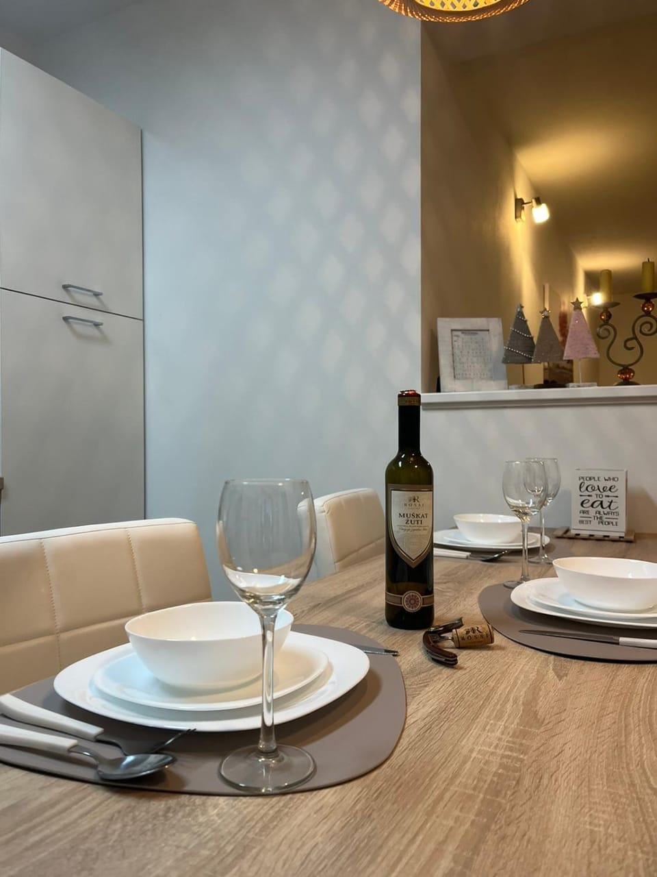 Kitchen or kitchenette, Dining area, Drinks