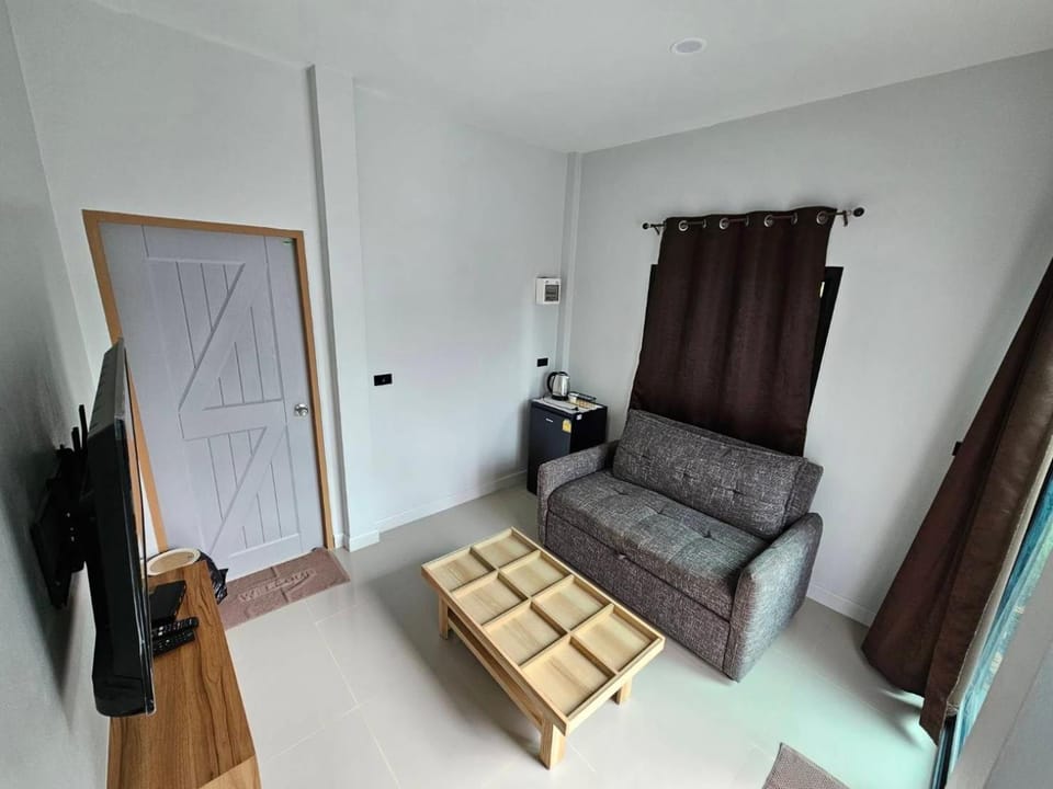 The Hill resort Thalang House in Thep Krasatti