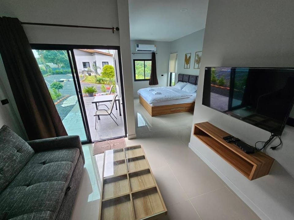 The Hill resort Thalang House in Thep Krasatti