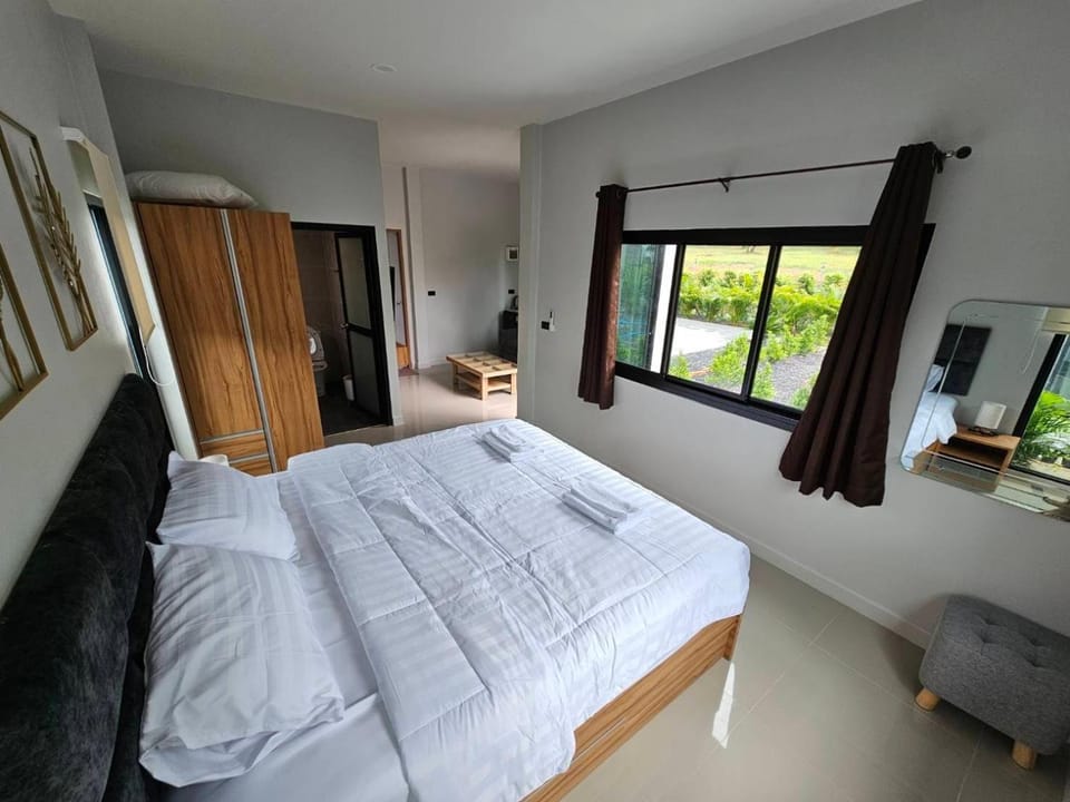 The Hill resort Thalang House in Thep Krasatti