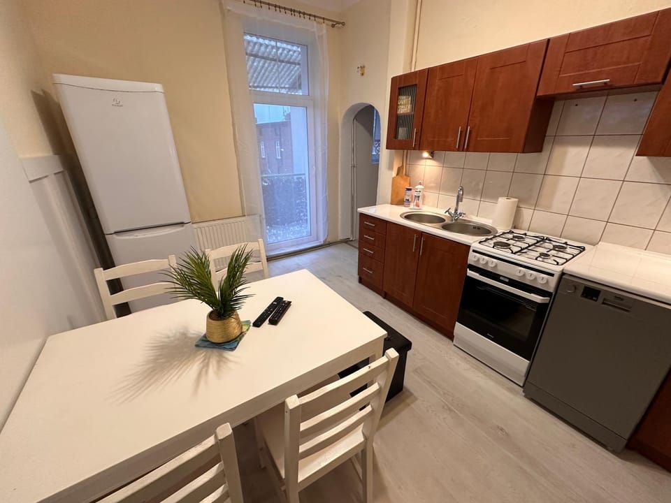 Kitchen or kitchenette, Dining area, dishwasher, pet friendly, stove