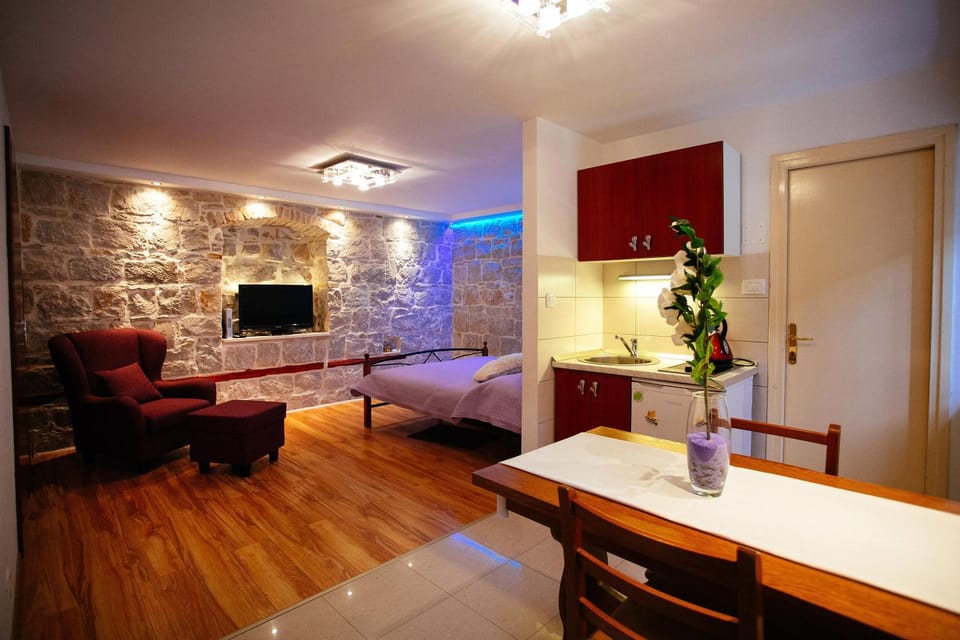 Bed, TV and multimedia, Photo of the whole room, Seating area, Dining area, Bedroom, hair dresser