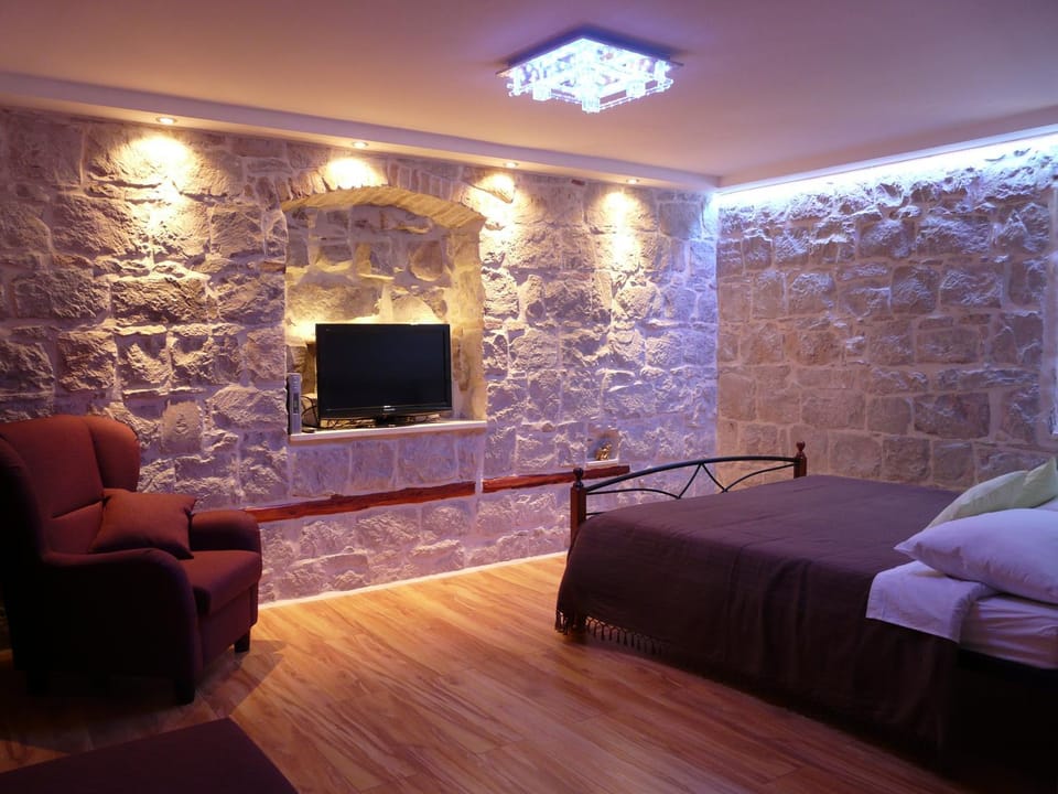 Bed, TV and multimedia, Bedroom