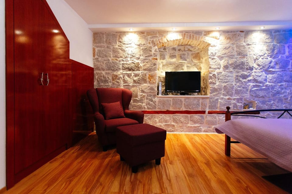 TV and multimedia, Seating area, Bedroom
