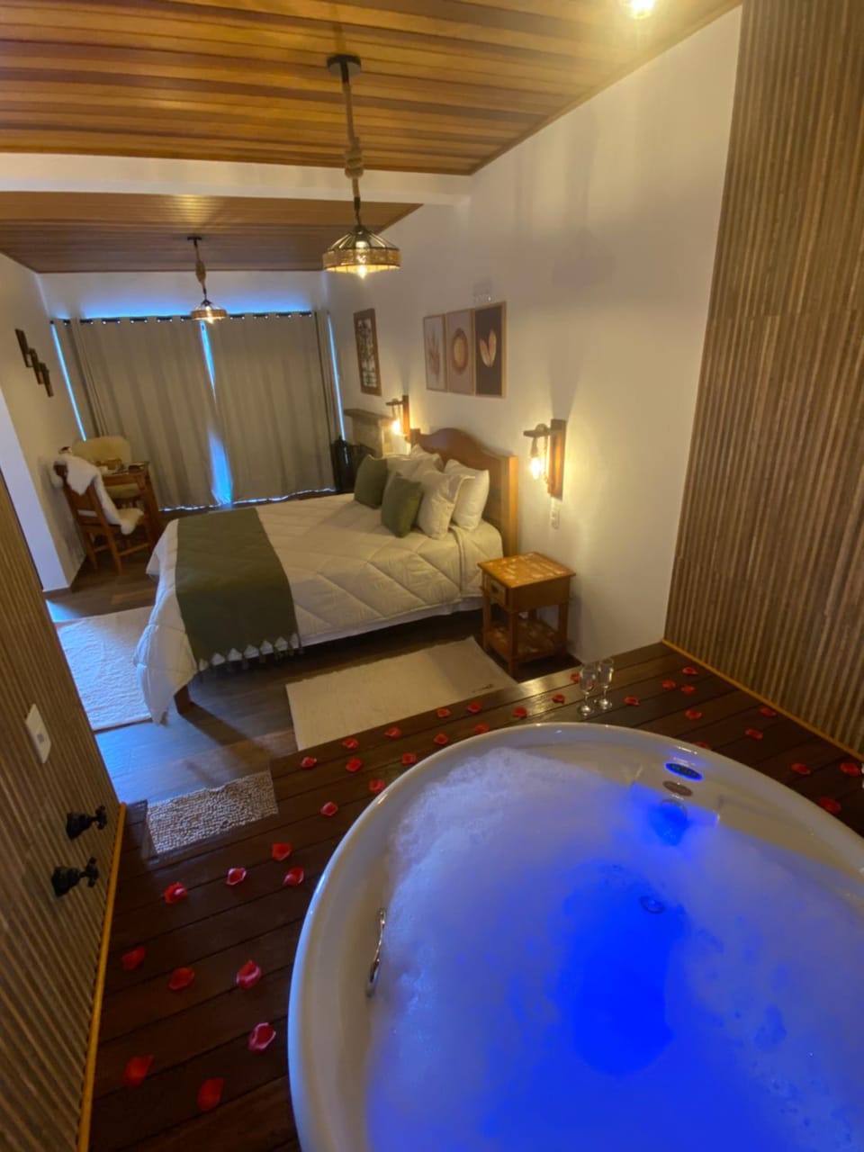 Hot Tub, Photo of the whole room