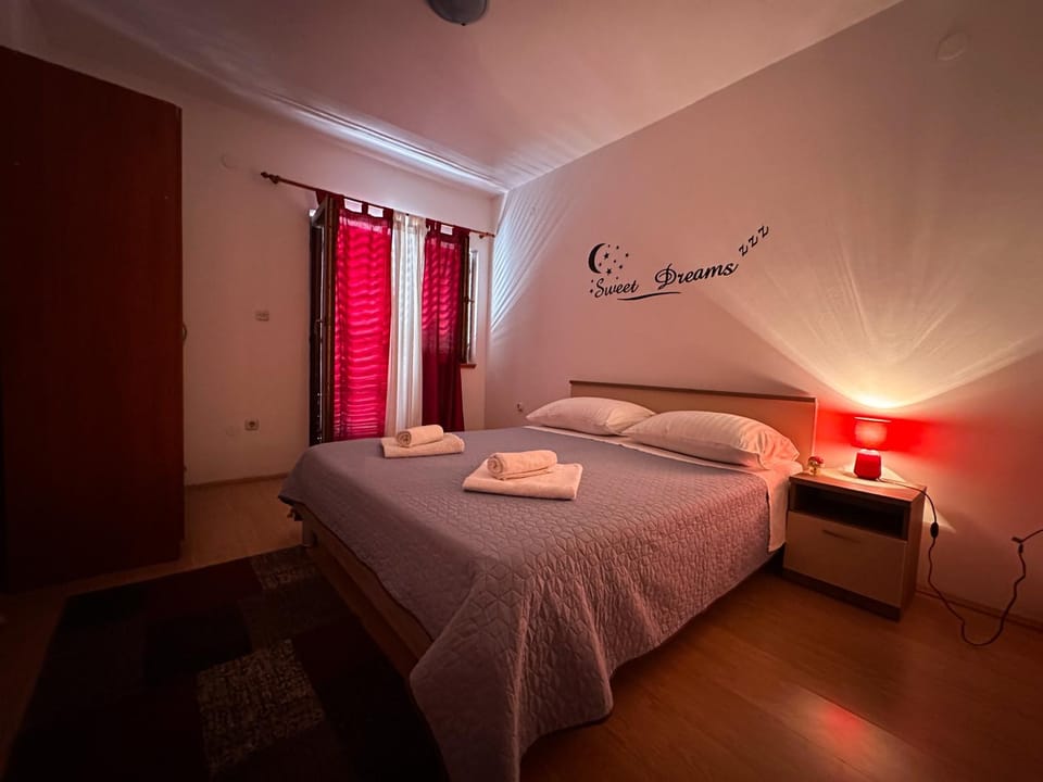 Bed, Bedroom, towels