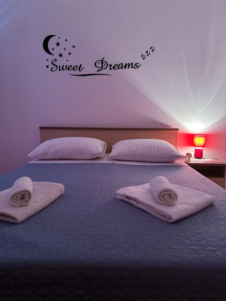 Bed, Bedroom, towels
