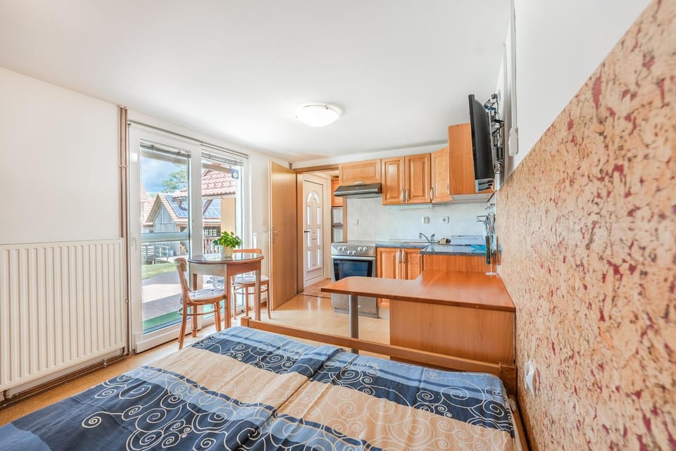 Bed, Day, Coffee/tea facilities, Kitchen or kitchenette, Photo of the whole room, Seating area, Dining area, Bedroom, On site, Pets, River view, Inner courtyard view