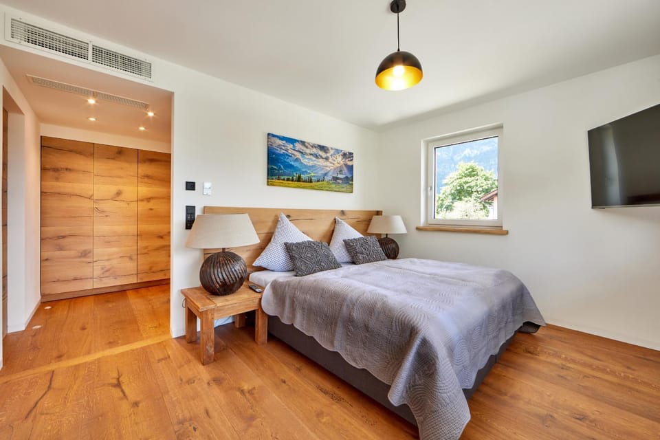 Bed, TV and multimedia, Photo of the whole room, Bedroom