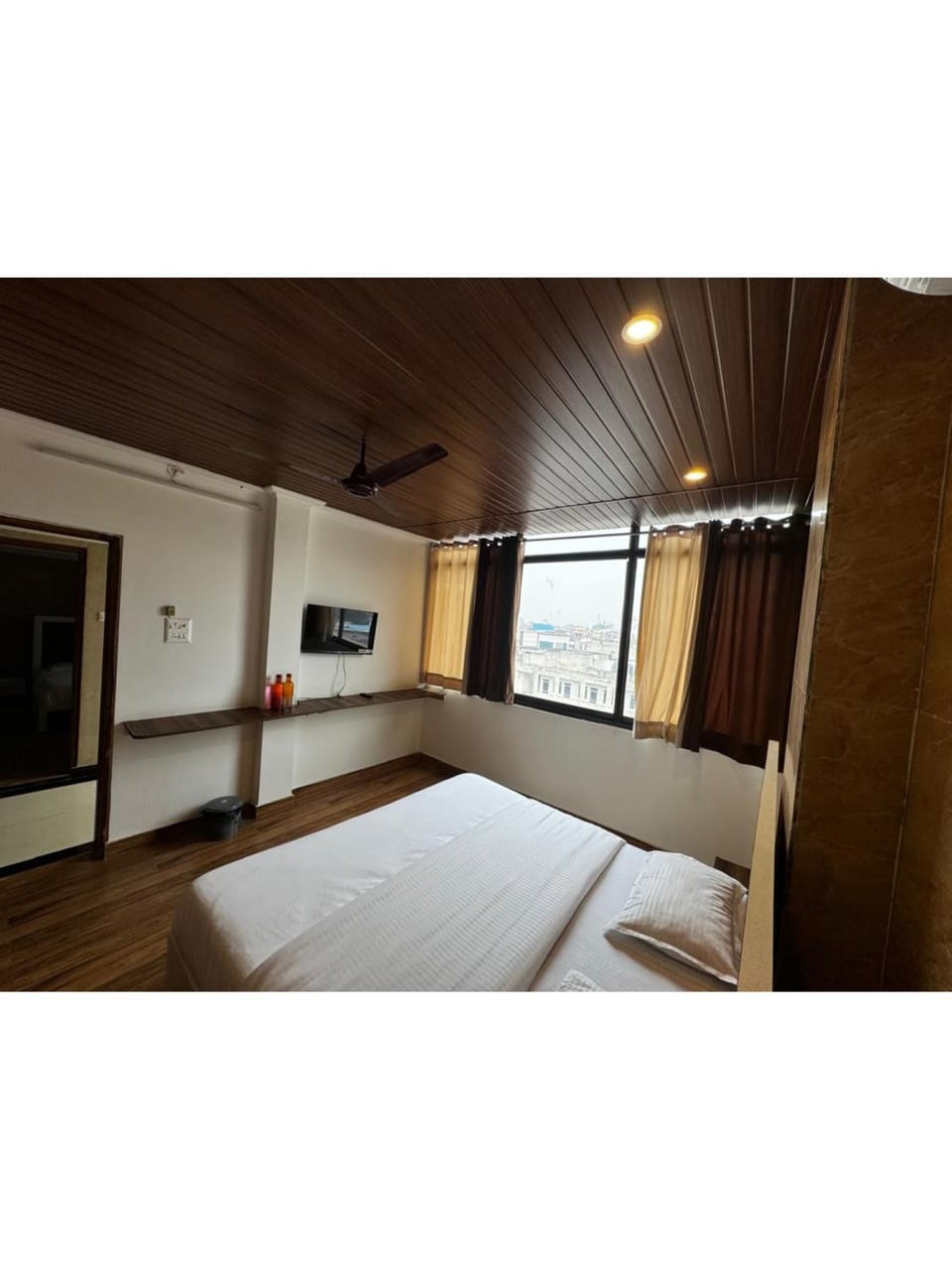 TV and multimedia, Photo of the whole room, Bedroom