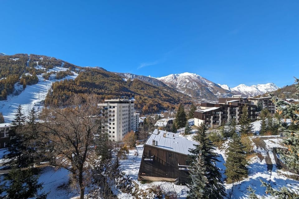 Alpine horizon balcony & panoramic views Apartment in Saint-Chaffrey