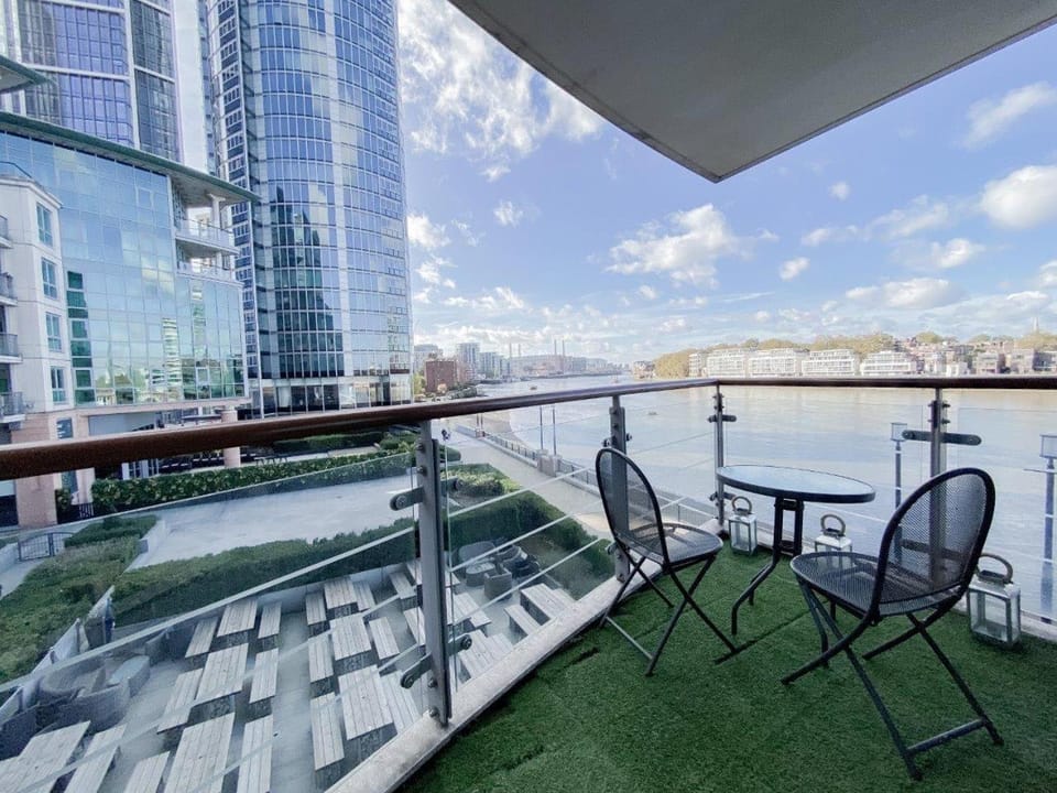 Luxury Riverside Retreat with Stunning Views Apartment in City of Westminster