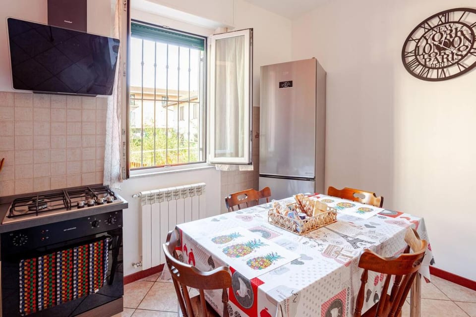 Kitchen or kitchenette, Dining area, stove