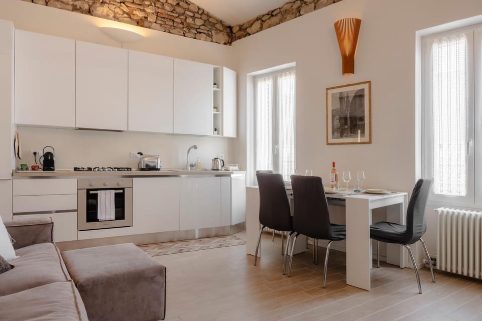 Coffee/tea facilities, Kitchen or kitchenette, Living room, Seating area, Dining area, stove, toaster
