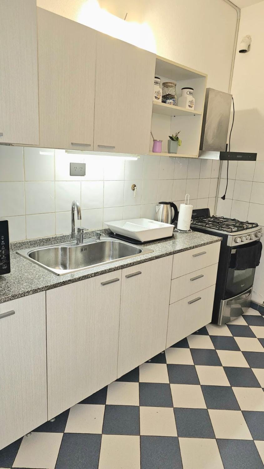 Mona Suites - Departamentos muy amplios- Estacionamiento Privado con cámaras de Seguridad - Sanatorio Allende 200 mts-Hospital Privado - Estadio Kempes caminando- Universidad Siglo 21 - Complejo Ferial Córdoba - Quorum - Aeropuerto Internacional Taravella Apartment in Cordoba