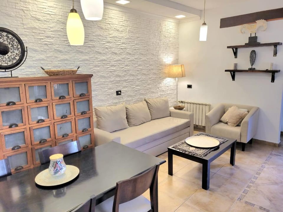 Mona Suites - Departamentos muy amplios- Estacionamiento Privado con cámaras de Seguridad - Sanatorio Allende 200 mts-Hospital Privado - Estadio Kempes caminando- Universidad Siglo 21 - Complejo Ferial Córdoba - Quorum - Aeropuerto Internacional Taravella Apartment in Cordoba