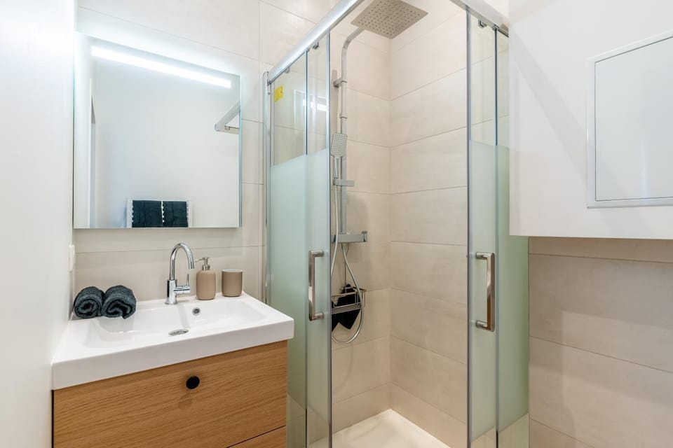 Shower, Bathroom, towels