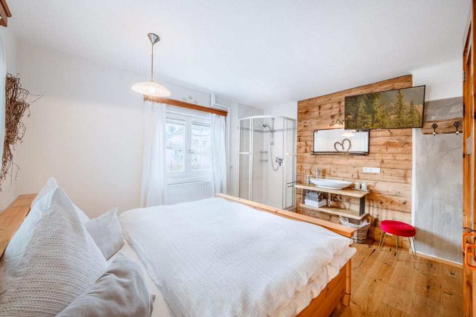 Shower, Bed, Bathroom, Photo of the whole room, Seating area, Bedroom, internet