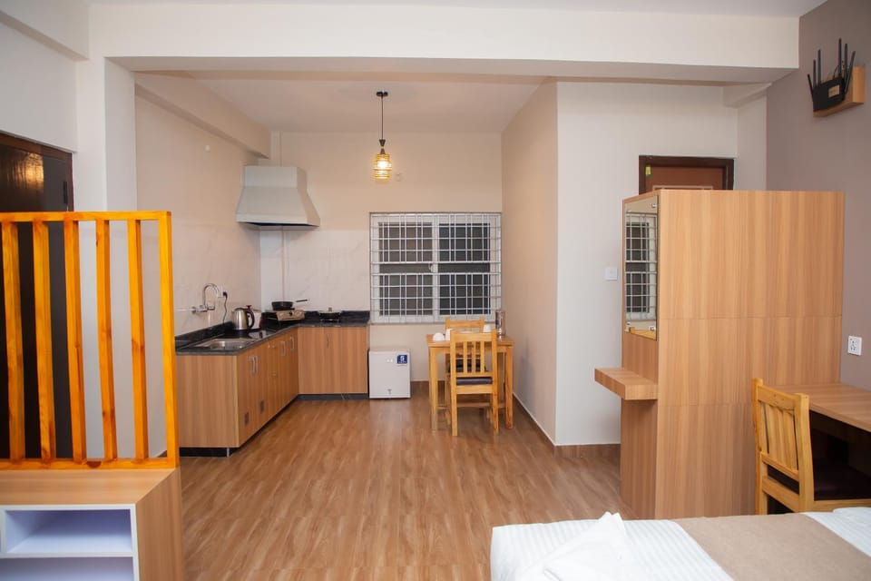 Kitchen or kitchenette, Dining area, minibar, stove, wardrobe