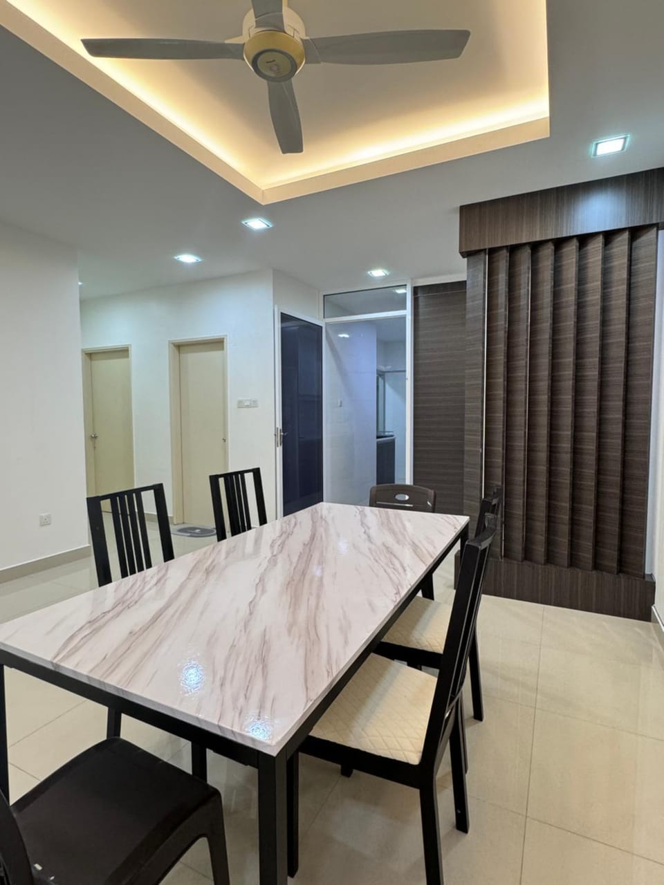 Seating area, Dining area, fireplace, air conditioner