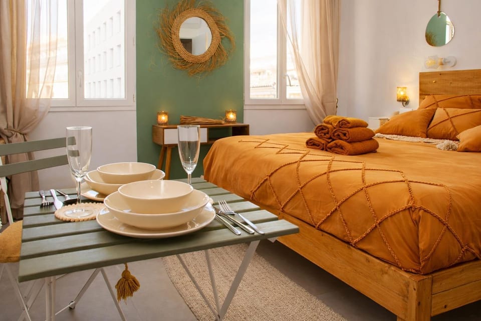 Bed, Seating area, Dining area