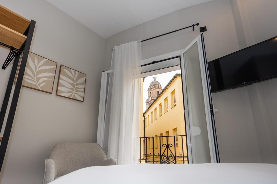 Nearby landmark, Bed, TV and multimedia, Photo of the whole room, Bedroom