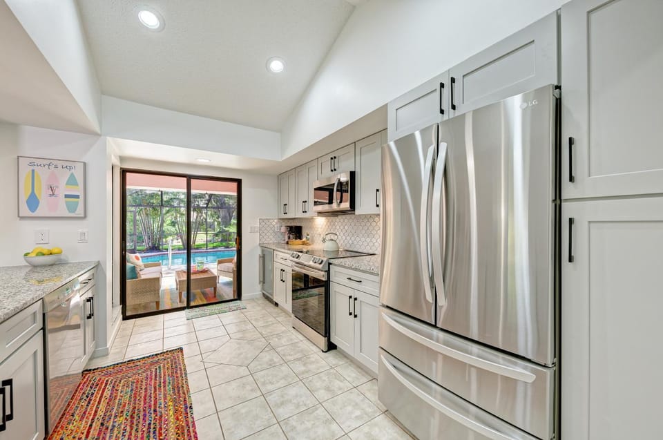 Kitchen or kitchenette, Pool view, dishwasher