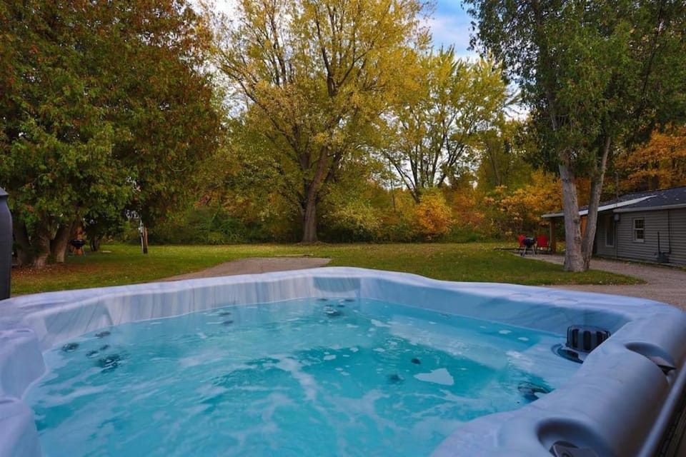 Spring, Day, Natural landscape, Garden, Hot Tub, Garden view, Pool view, Swimming pool
