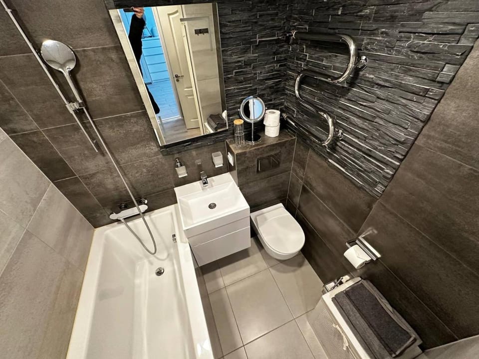 Shower, Toilet, Bathroom, Bath, towels