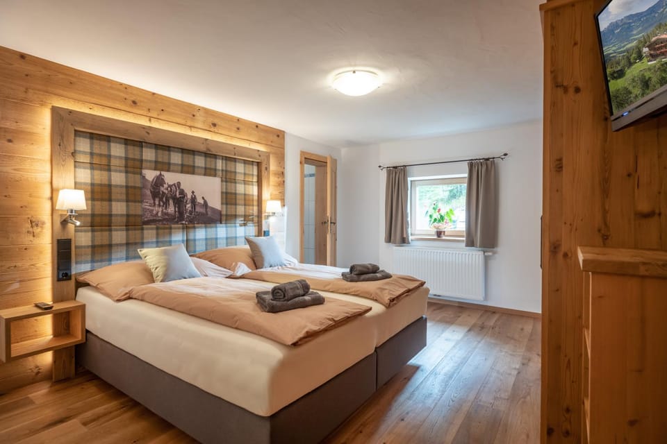 Bed, TV and multimedia, Photo of the whole room, Bedroom, towels