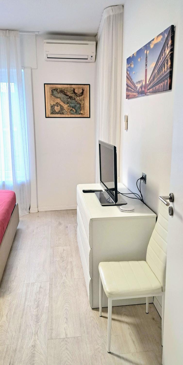 TV and multimedia, Photo of the whole room, air conditioner