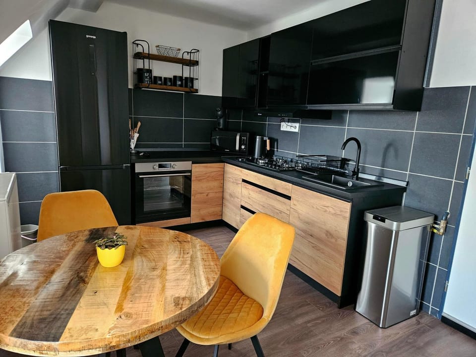 Kitchen or kitchenette, Dining area, minibar, pet friendly, stove