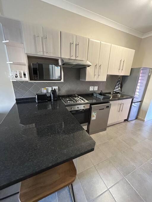 Kitchen or kitchenette, Dining area, dishwasher, minibar, pet friendly, stove, toaster