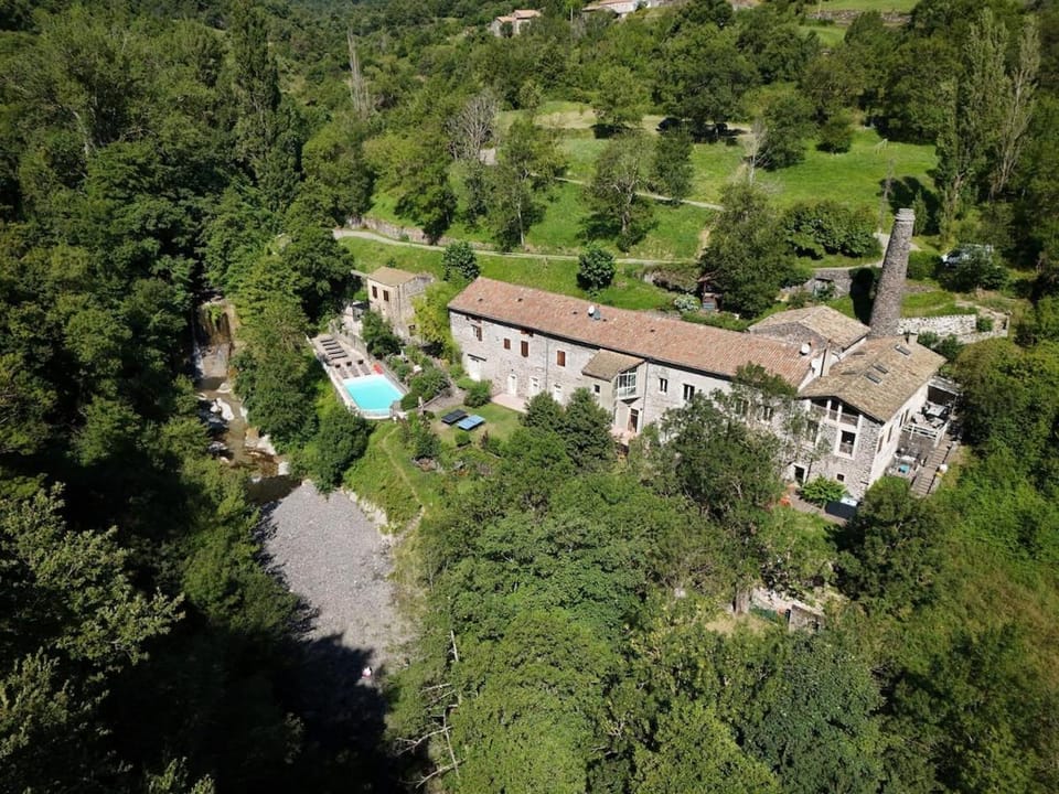 Property building, Natural landscape, Bird's eye view, Beach, Mountain view, River view, Swimming pool, fireplace