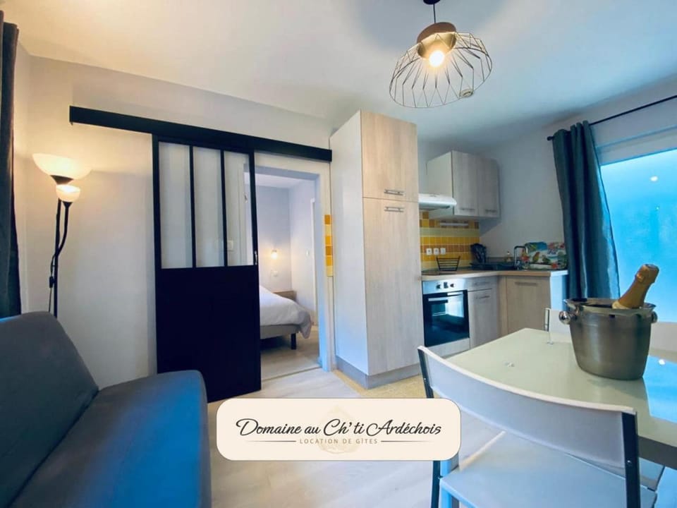 Kitchen or kitchenette, Dining area, oven, pet friendly, stove