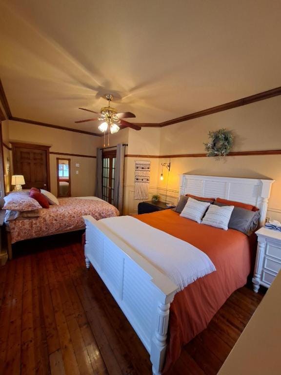 Photo of the whole room, Bedroom