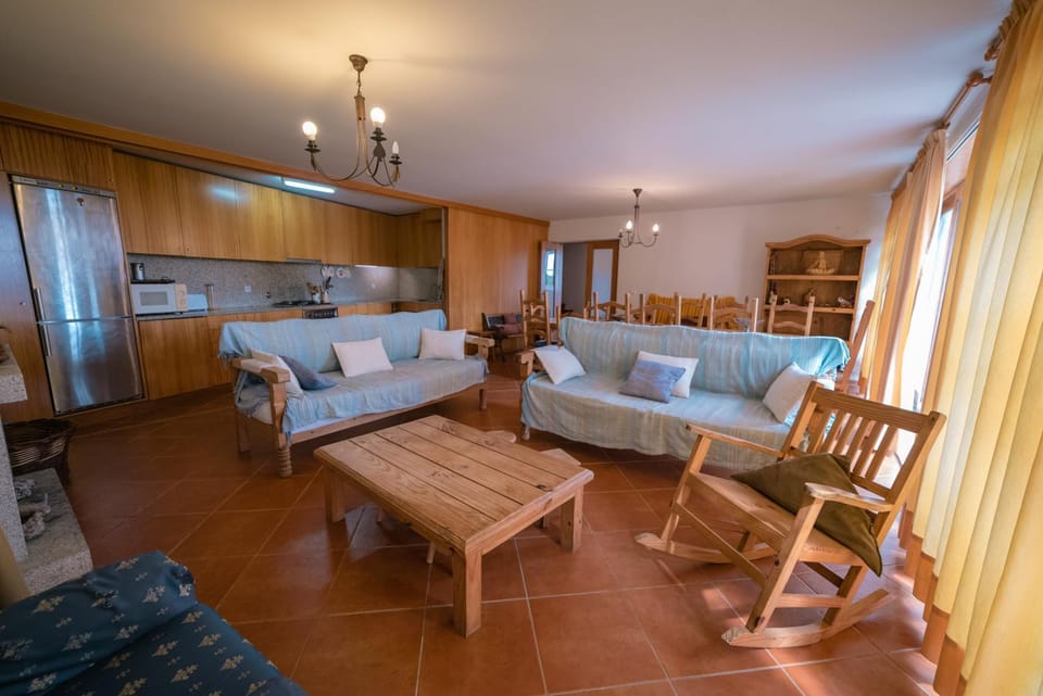 Communal lounge/ TV room, Kitchen or kitchenette, Living room, Seating area, Dining area, minibar, pet friendly, stove
