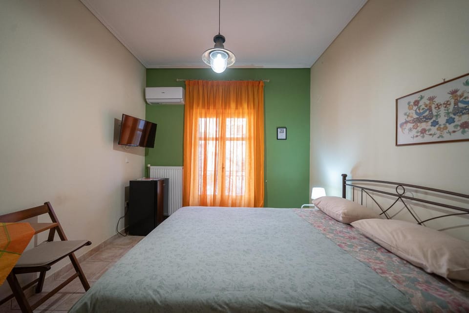 Bed, TV and multimedia, Photo of the whole room, air conditioner