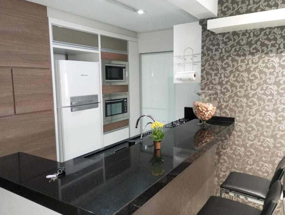 Kitchen or kitchenette, Dining area, minibar, pet friendly, stove