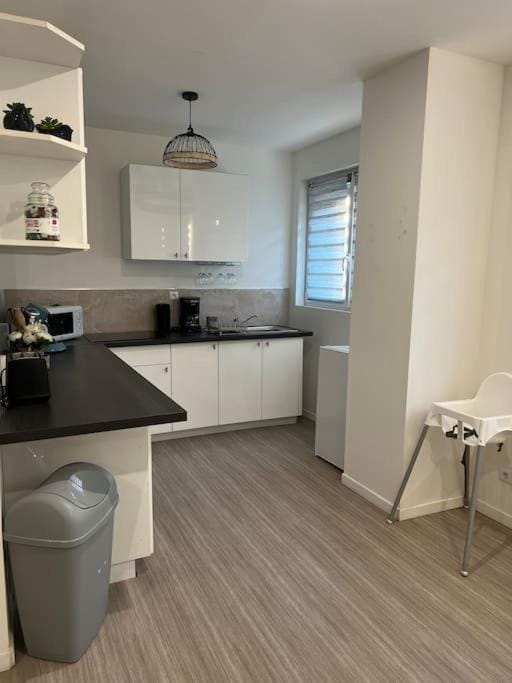 Kitchen or kitchenette, Dining area, minibar