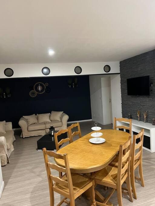 Living room, Seating area, Dining area