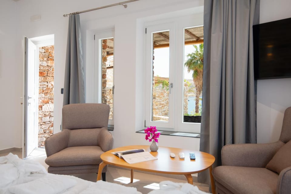 White & black Suites Apartment hotel in Milos
