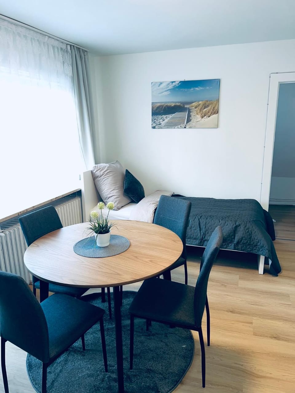 Bed, Photo of the whole room, Seating area, Dining area, Bedroom